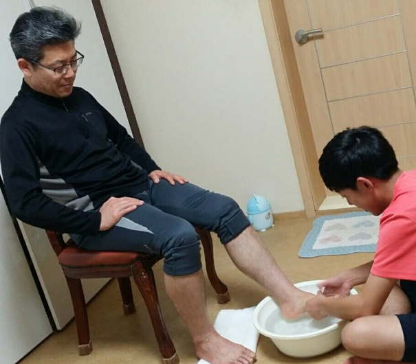 벤자민인성영재학교 학생들은 매년 5월 감사 프로젝트를 하며 처음 부모님의 발을 씻겨드리는 등 다양한 활동을 한다. 사진 벤자민인성영재학교.