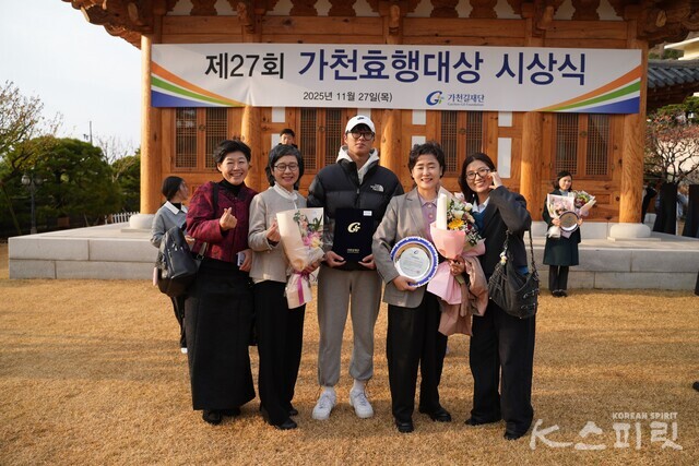 지난 11월 27일 열린 제27회 가천효행대상 시상식에서 효행교육상 대상을 수상한 벤자민인성영재학교 김나옥 교장(오른쪽 두번째)과 선생님들. 사진 벤자민인성영재학교 제공.