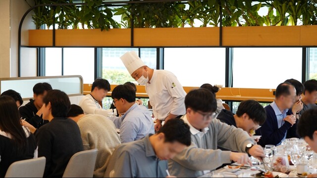 "오늘 뭐 먹지?" 고민 없는 회사...마이다스아이티 사내식당 화제 - 뉴스 썸네일 이미지