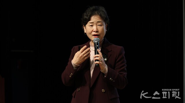 환영사를 하는 벤자민인성영재학교 김나옥 교장. 사진 강나리 기자.