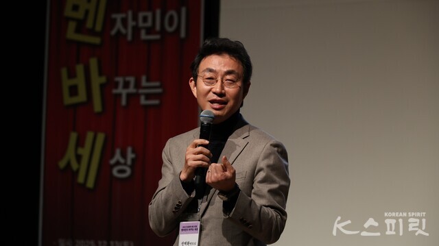 벤자민인성영재학교 학생들의 멘토 권택환 대구교육대 교수가 학생들의 성장에 축하를 보냈다. 사진 강나리 기자.