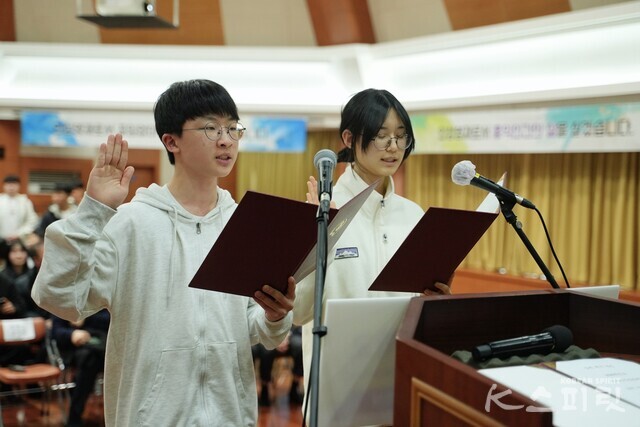 올해 입학한 벤자민인성영재학교 13기 학생들의 입학선서. 사진 하미진 기자.