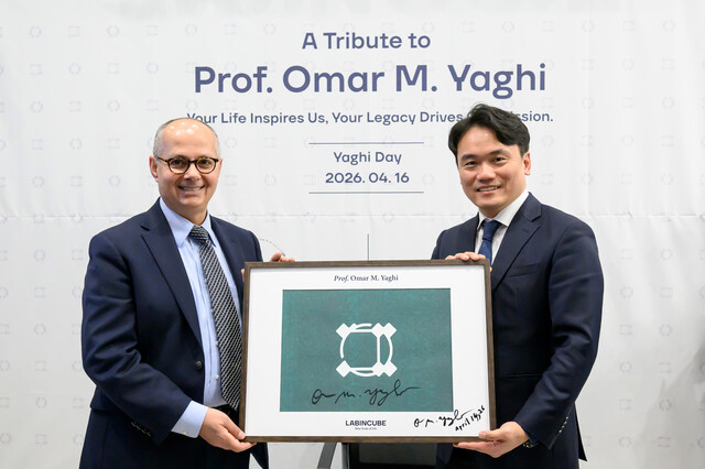 노벨화학상 오마르 야기 교수 방한... 랩인큐브서 MOF 상용화 확인 - 뉴스 썸네일 이미지