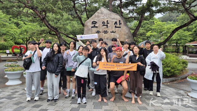 전주 인근 모악산에서 자연과 함께 하는 명상 산행을 한 벤자민인성영재학교 갭이어 과정 학생들. 사진 오다혜 시민기자.