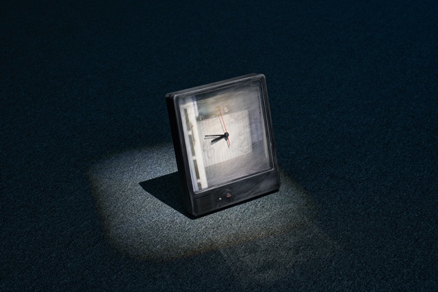 박민하, Something Coming Something Disappearing Somthing, 2026, 시계, 종이에 잉크젯 프린트, 12개의 녹음, 24.5x21x3.7cm. 이미지 페이지갤러리